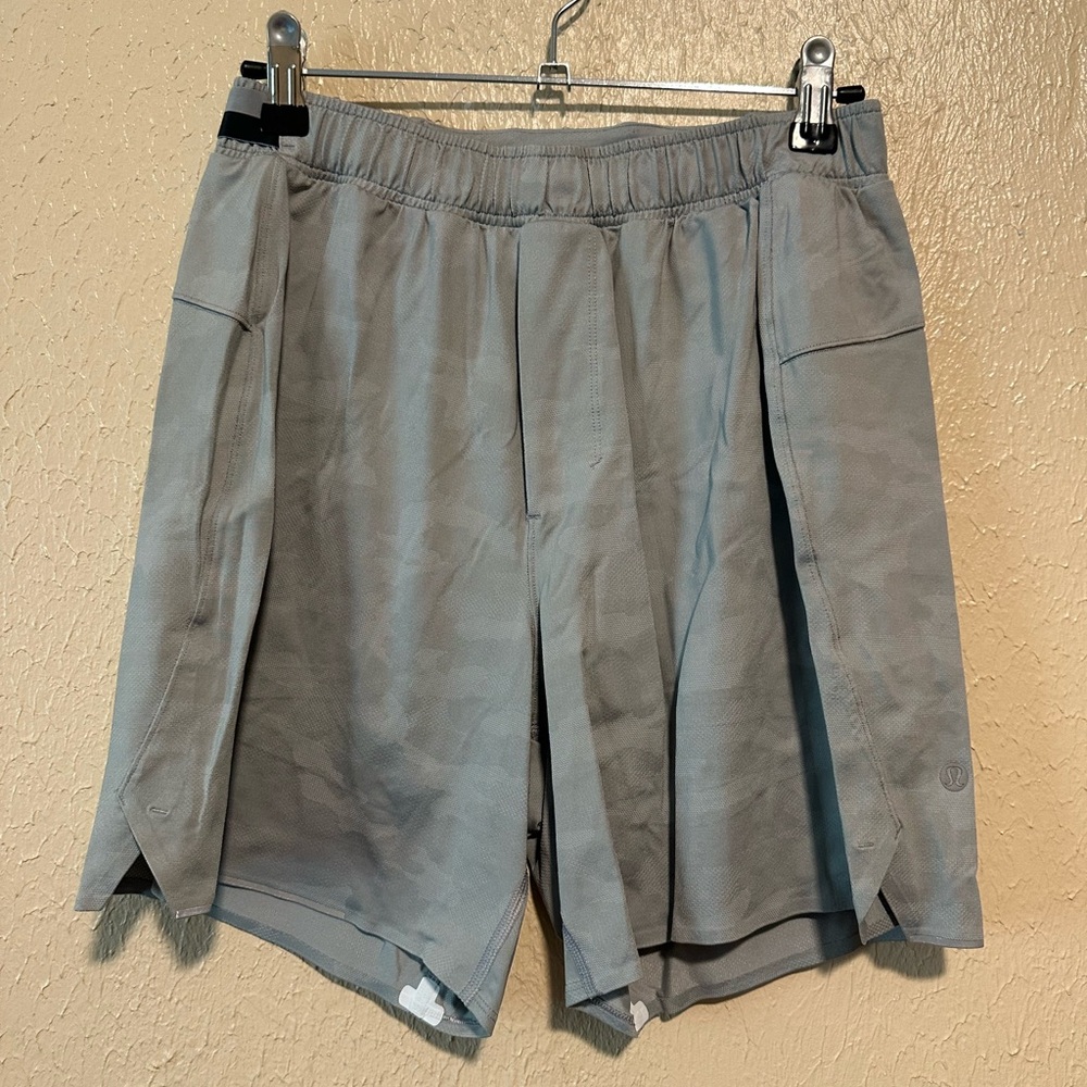 Lululemon Surge Shorts Men’s Size‎ Small Camo mesh Lined